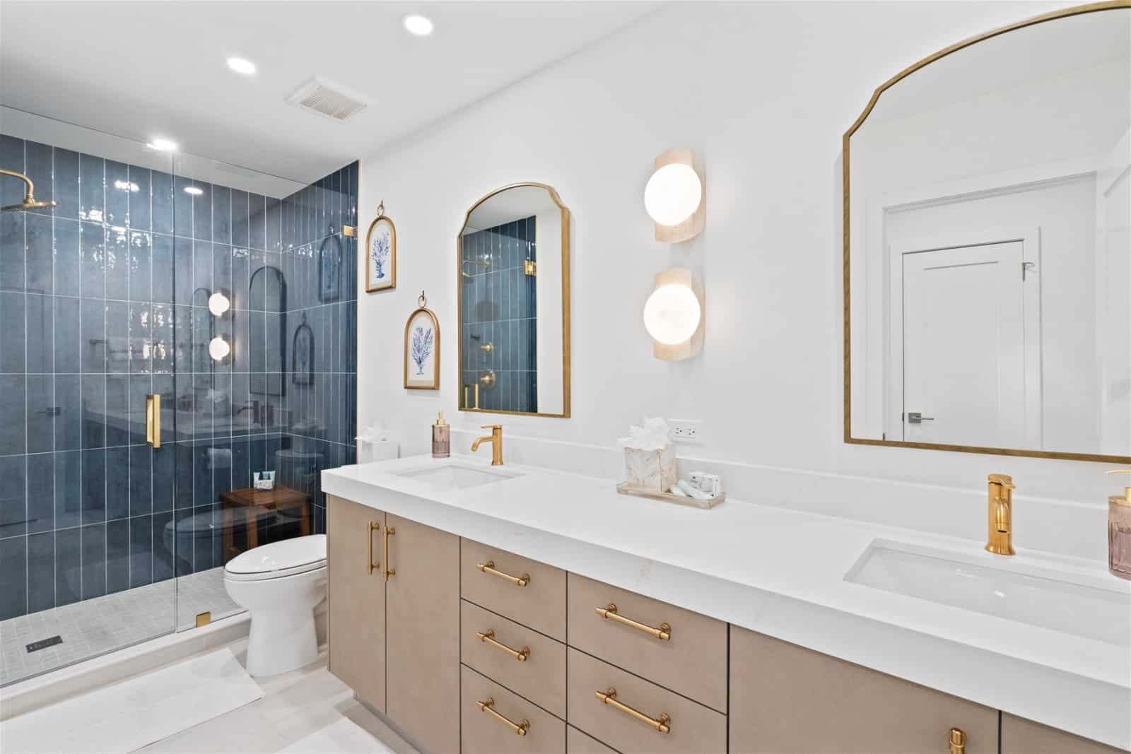 Bathroom with arched mirror designed by Mi Casa