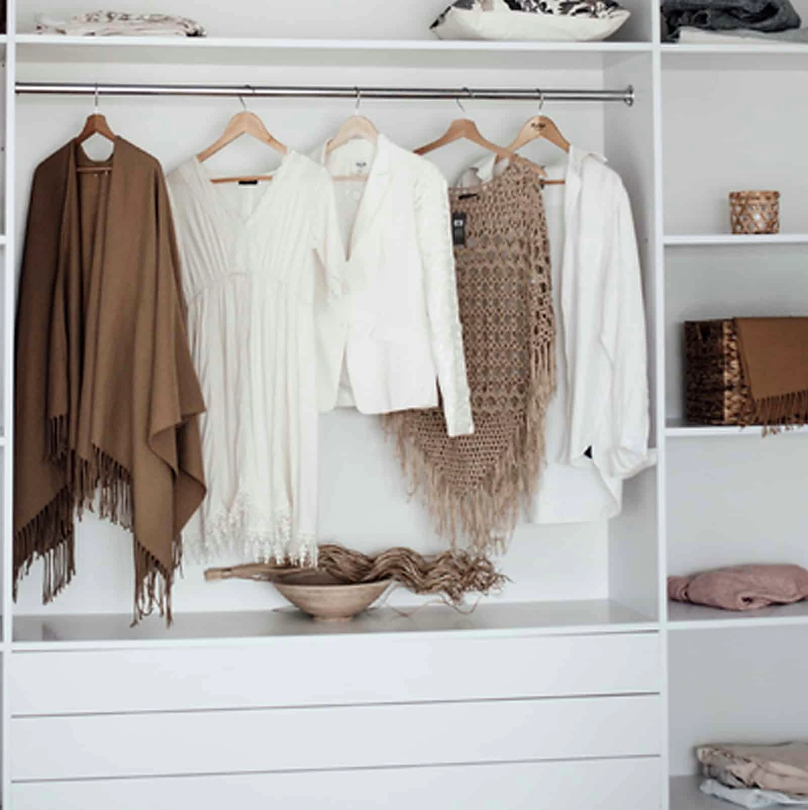 Open, airy hanging — Custom Closets & Storage by Mi Casa Interior Open, airy hanging — Custom Closets & Storage by Mi Casa Interior